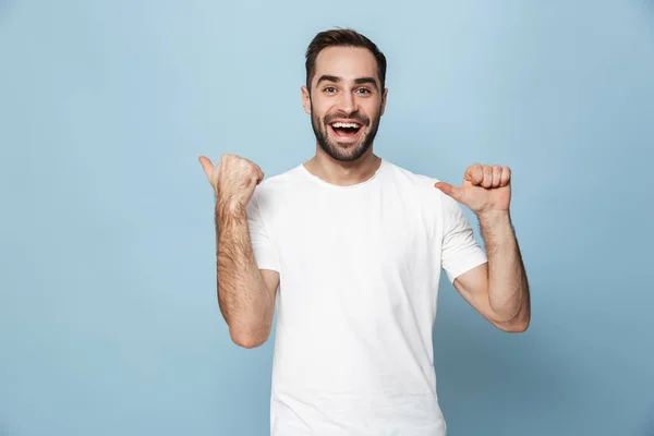 Glad upphetsad man klädd i blank t-shirt stående — Stockfoto