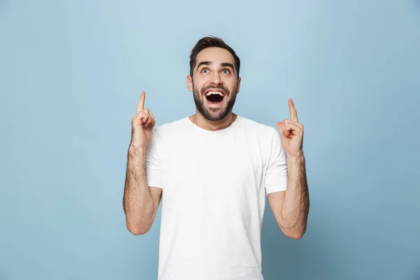 Alegre animado homem vestindo branco t-shirt de pé — Fotografia de Stock