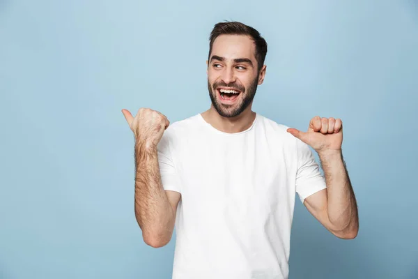 Veselý vzrušený muž s prázdným tričkem na sobě — Stock fotografie