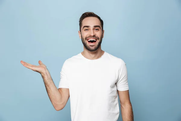 Glad upphetsad man klädd i blank t-shirt stående — Stockfoto