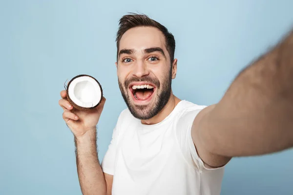 Alegre hombre excitado usando camiseta en blanco de pie —  Fotos de Stock