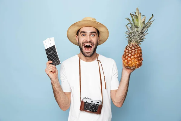 Alegre hombre excitado usando camiseta en blanco de pie — Foto de Stock