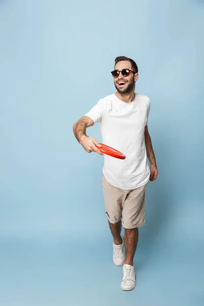 Comprimento total de um homem animado alegre — Fotografia de Stock