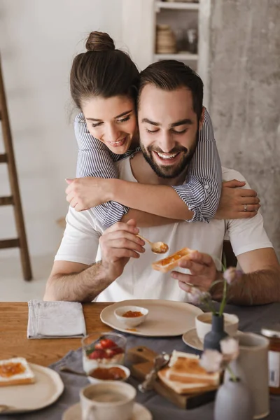 Feliz pareja alegre desayunando sabroso — Foto de Stock