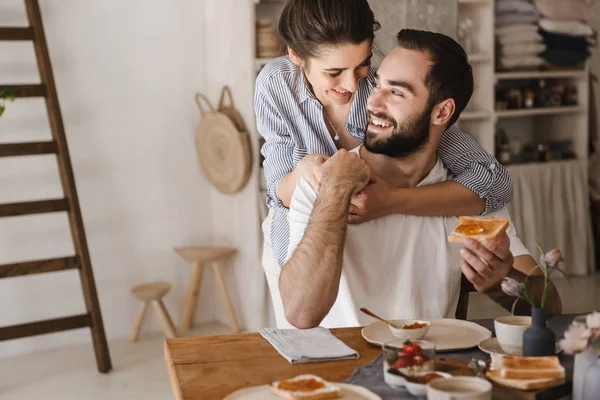 おいしい朝食を持つ幸せな陽気なカップル — ストック写真