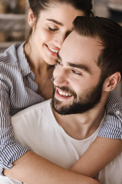 Primer plano de una feliz pareja abrazándose — Foto de Stock