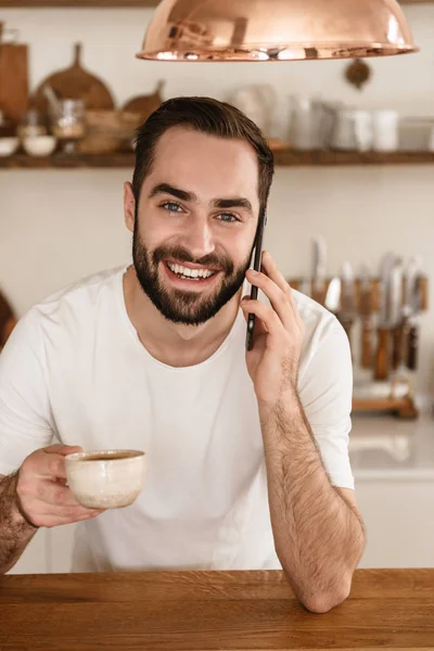초상화 의 행복 한 갈색 머리 남자 20 s 마시는 커피 와 사용 sma — 스톡 사진