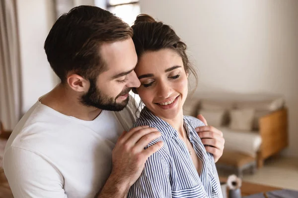 Foto de una dulce pareja morena enamorada sonriendo mientras se abrazan a — Foto de Stock