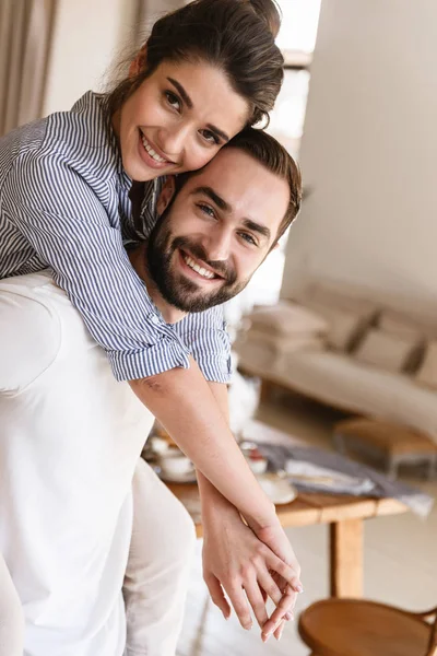 Foto von attraktiven brünetten Paar in der Liebe lächelnd während Umarmung — Stockfoto