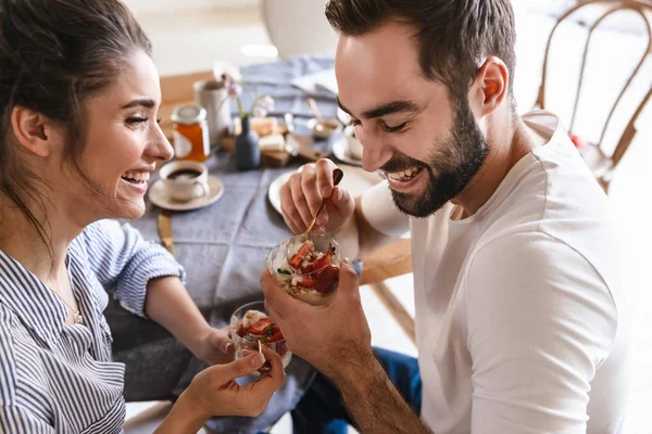Imagem de casal morena atraente comendo panna cotta sobremesa t — Fotografia de Stock