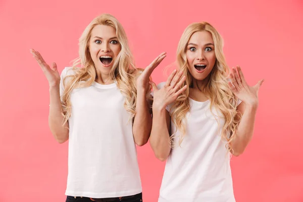 Des jumeaux blondes surpris portant des t-shirts se réjouissent — Photo