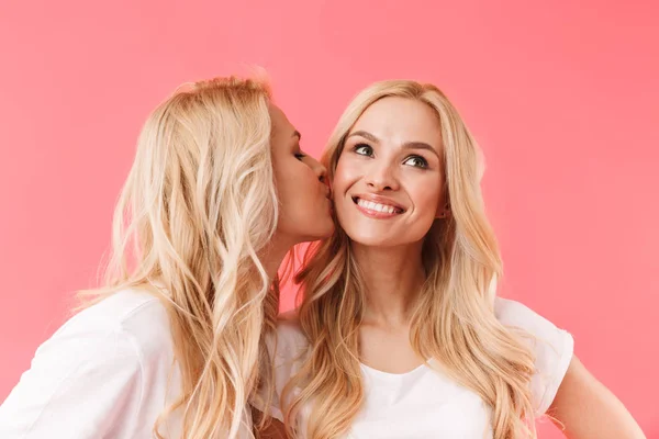Mujer rubia bonita besando a su hermana bastante complacida — Foto de Stock