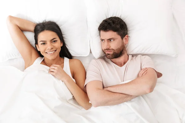 Mécontent querelle jeune couple amoureux se trouve dans le lit sous la couverture . — Photo