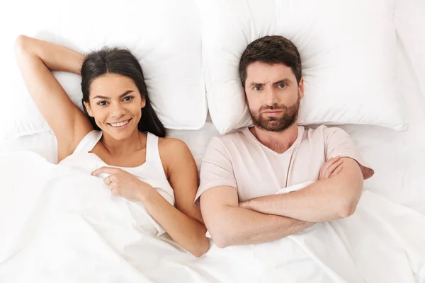 Mécontent querelle jeune couple amoureux se trouve dans le lit sous la couverture . — Photo