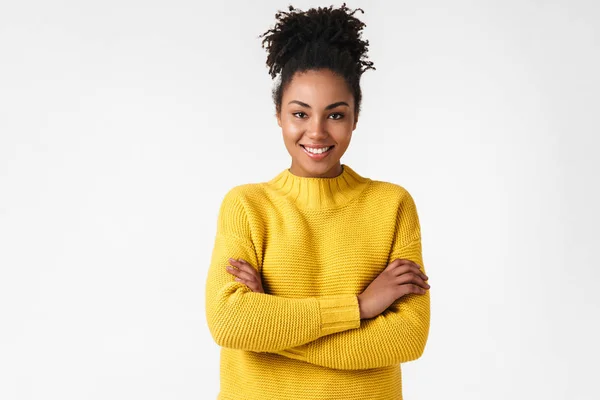 Mooie jonge Afrikaanse blij opgewonden emotionele vrouw poseren geïsoleerd over witte muur achtergrond. — Stockfoto