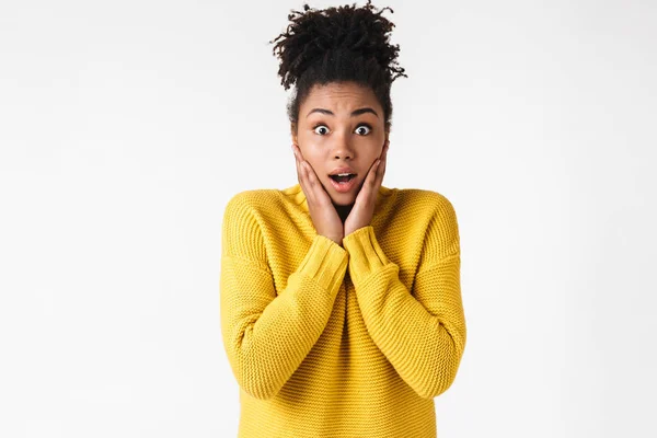 Schöne junge Afrikanerin schockiert emotionale Frau posiert isoliert über weiße Wand Hintergrund. — Stockfoto