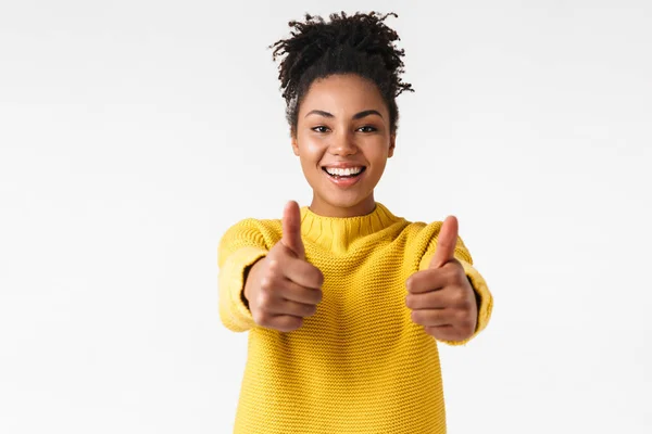 Vacker ung afrikansk lycklig kvinna poserar isolerad över vit vägg bakgrund gör tummen upp. — Stockfoto