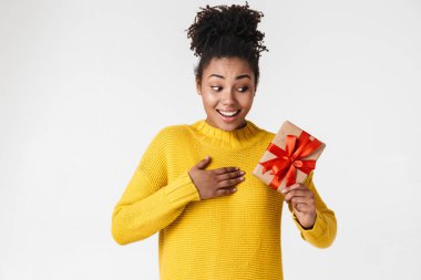 Beyaz duvar arka plan siyah güzel genç kadın güzellik hediye kutu tutan.