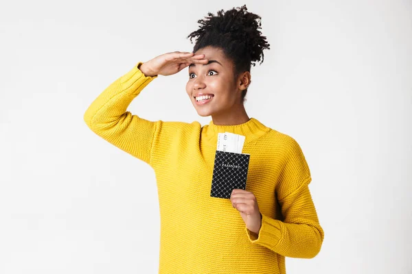 Bela jovem africano animado emocional feliz mulher posando isolado sobre branco parede fundo segurando passaporte com bilhetes . — Fotografia de Stock