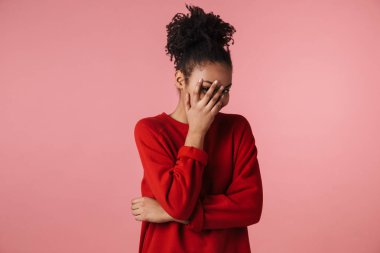 Şaşırtıcı genç mutlu heyecanlı African kadın poz üzerinde izole pembe duvar arka plan yüz kapsayan.