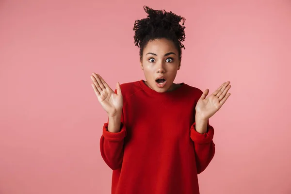 Erstaunliche junge schockierte afrikanische Frau posiert isoliert über rosa Wand Hintergrund. — Stockfoto