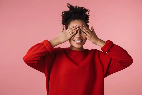 행복 한 아프리카 여자 포즈 고립 위에 분홍색 벽 배경 덮개 눈. — 스톡 사진
