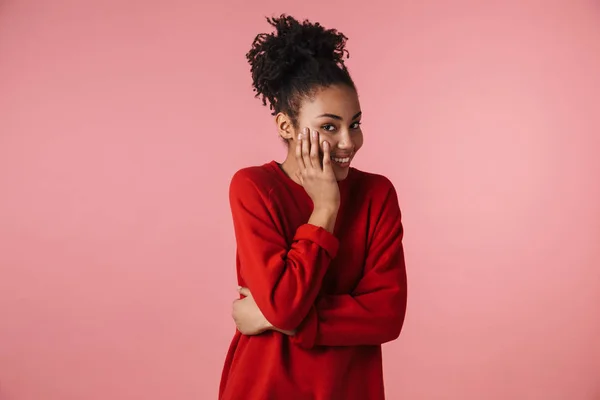 Incredibile giovane felice donna africana eccitato posa isolata su sfondo rosa parete che copre il viso . — Foto Stock