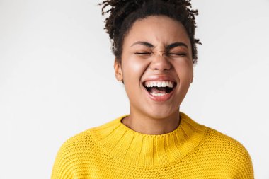 Beyaz duvar arka plan üzerinde izole poz güzel genç African mutlu heyecanlı duygusal kadın.