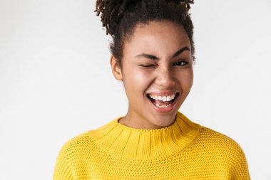 Beyaz duvar arka plan üzerinde izole poz güzel genç African mutlu heyecanlı duygusal kadın.