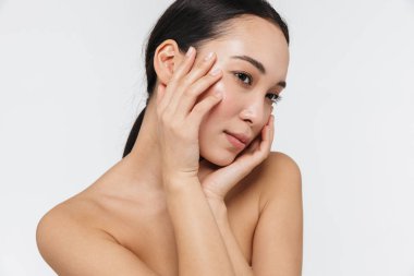 Asyalı kadın beyaz duvar arka planda çıplak izole poz.