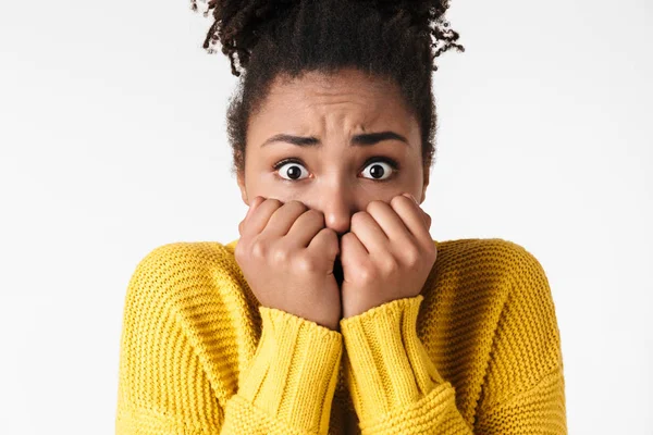 Afrikaanse bang vrouw poseren geïsoleerd over witte muur achtergrond. — Stockfoto