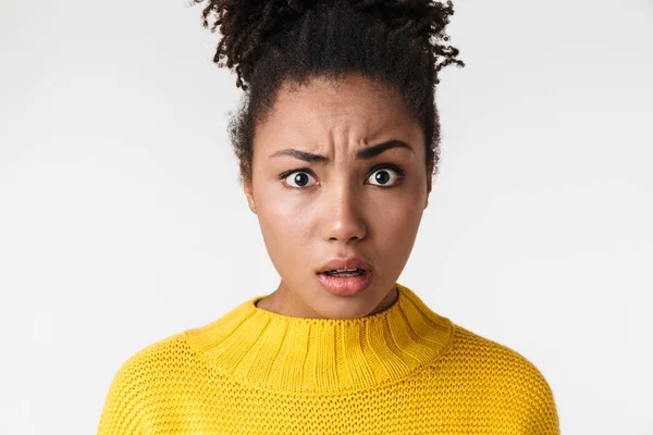 Mooie jonge Afrikaanse verward vrouw poseren geïsoleerd over witte muur achtergrond. — Stockfoto