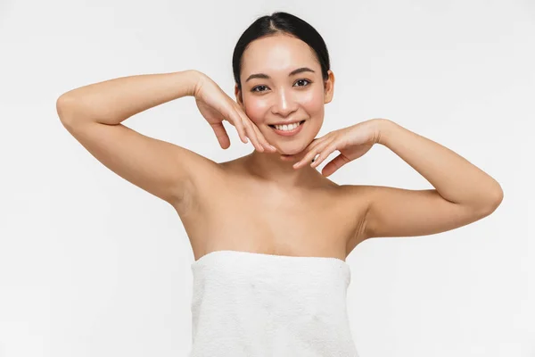 Mujer asiática posando desnuda aislada sobre fondo blanco . —  Fotos de Stock