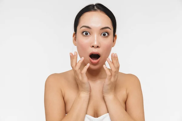 Schöne schockierte junge hübsche asiatische Frau mit gesunder Haut posiert nackt isoliert über weiße Wand Hintergrund. — Stockfoto
