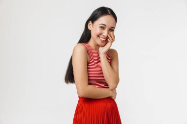Güzel genç güzel Asya mutlu kadın poz izole üzerinde beyaz duvar arka plan.
