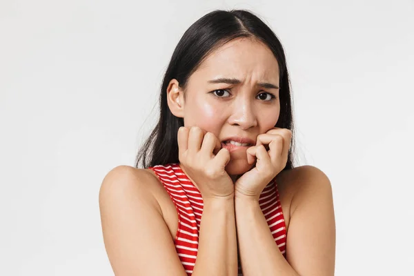 Mooie geschokt bang jonge mooie Aziatische vrouw poseren geïsoleerd over witte muur achtergrond. — Stockfoto