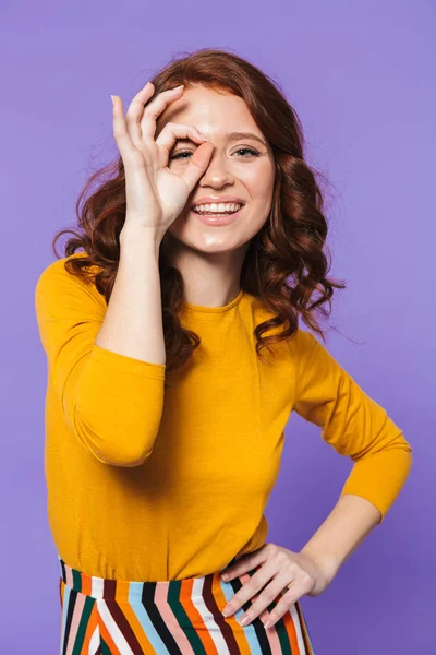 Retrato de uma mulher ruiva muito jovem de pé — Fotografia de Stock