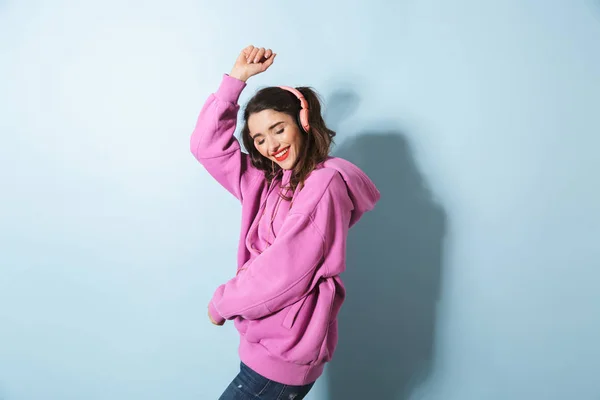 Retrato de una mujer joven y positiva con auriculares escuchando —  Fotos de Stock