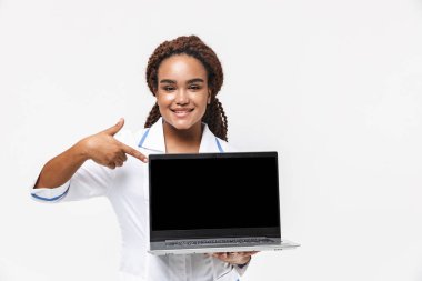 Neşeli Afrikalı Amerikan hemşire ya da doktor kadın m giyen görüntü