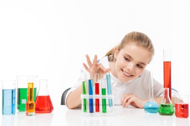 Beyaz laboratuar ceket yapmak mutlu küçük kız portresi ch
