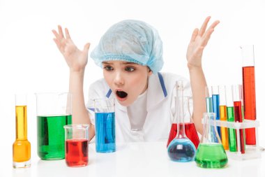 Beyaz laboratuar ceket yapma şaşkın küçük kız portresi 