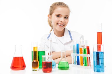 Beyaz laboratuar ceket yapımında Kafkas okul kız görüntü c