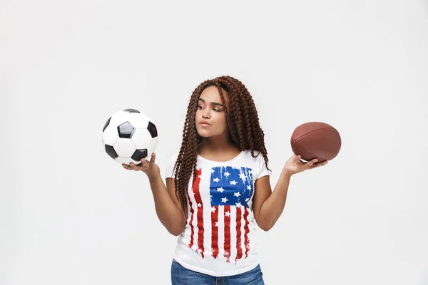 Portret wesołej African American kobieta trzyma rugby i tak — Zdjęcie stockowe