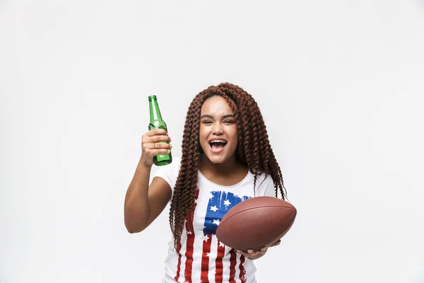 Portrét nadšené africké americké ženy držící Rugby míč — Stock fotografie