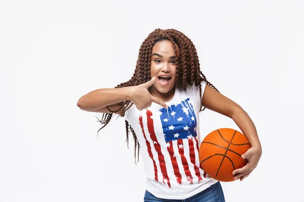 Retrato de mulher americana africana atraente segurando basquete — Fotografia de Stock