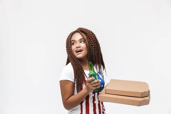 Портрет довольно африканской американки, держащей коробки с пиццей — стоковое фото