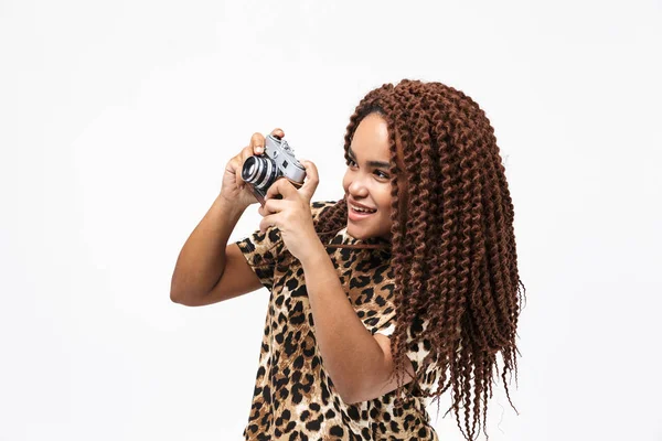 Imagem da mulher americana africana feliz sorrindo e fotografando — Fotografia de Stock
