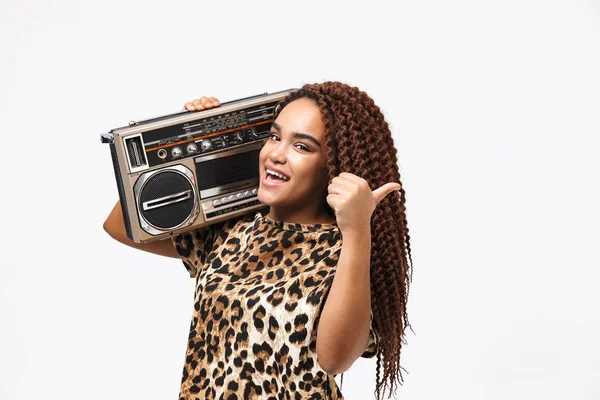 Imagem da mulher americana africana elegante sorrindo e segurando vint — Fotografia de Stock