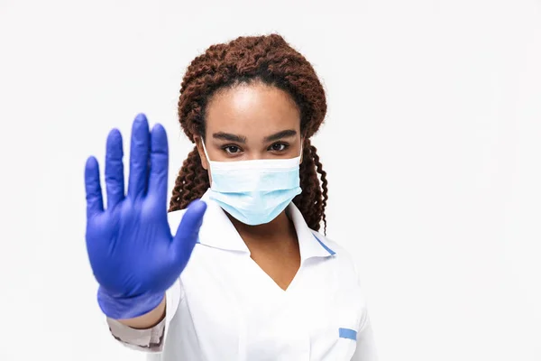 Изображение молодой африканской медсестры или доктора, носящей меня — стоковое фото
