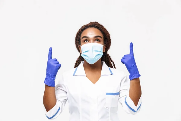 Bild av lycklig afrikansk amerikansk sjuk sköterska eller läkare kvinna bär mig — Stockfoto
